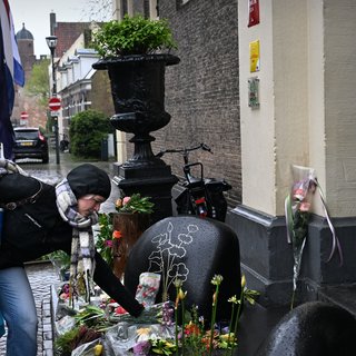 Grief for deceased chef Jonnie Boer, a civilian casual offer in Kyiv and a pink e-car
